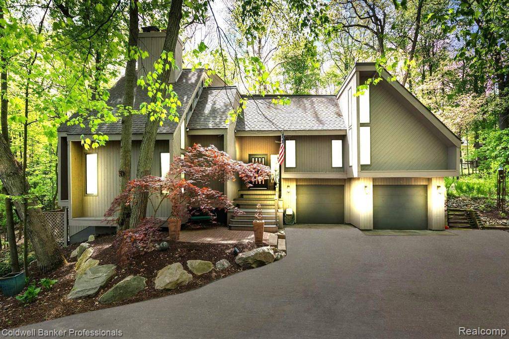 Brighton, MI 48114,4943 CANYON OAKS Drive