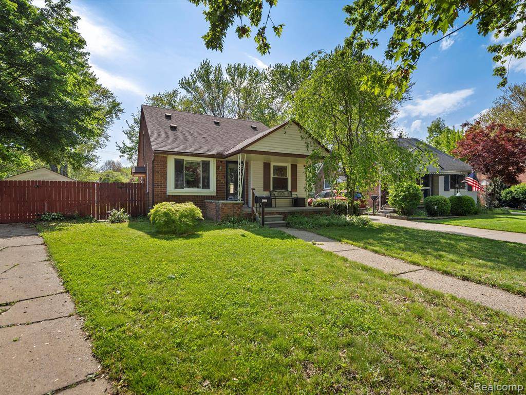Harper Woods, MI 48225,20004 HUNT CLUB Drive