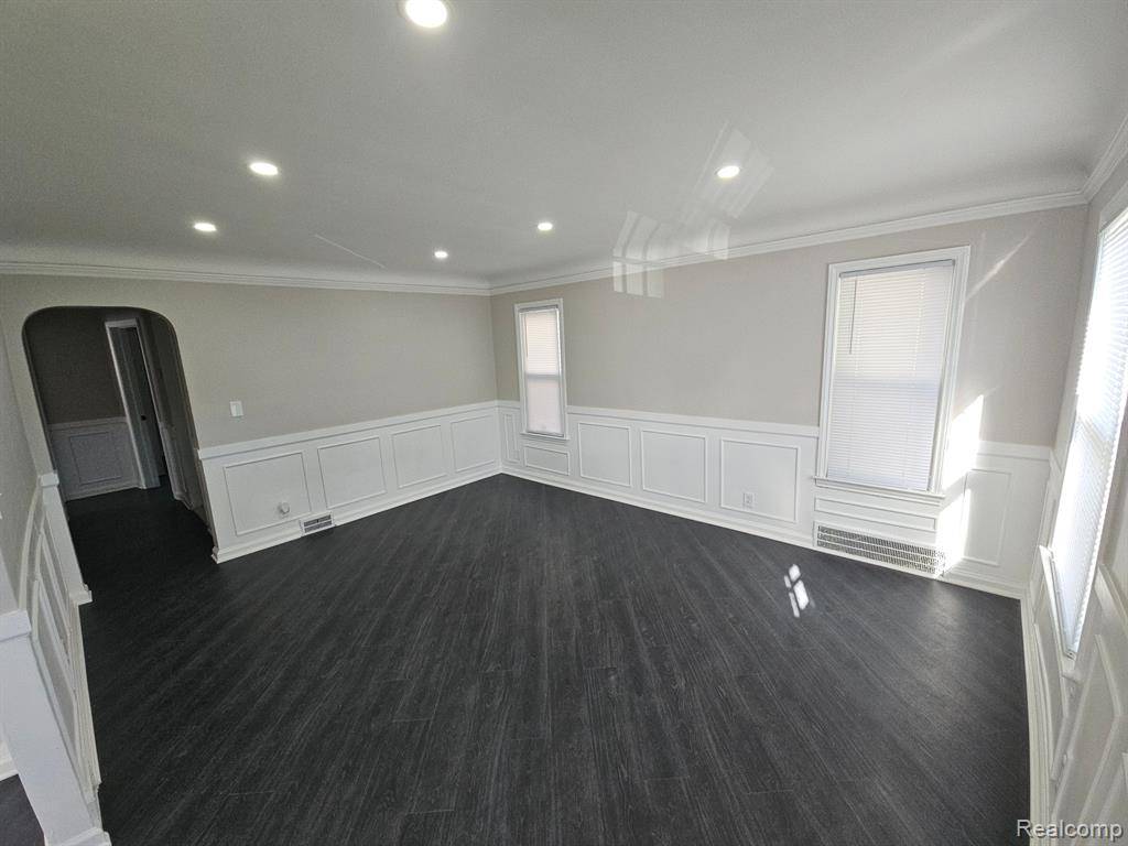 Harper Woods, MI 48225,20300 ELKHART Street