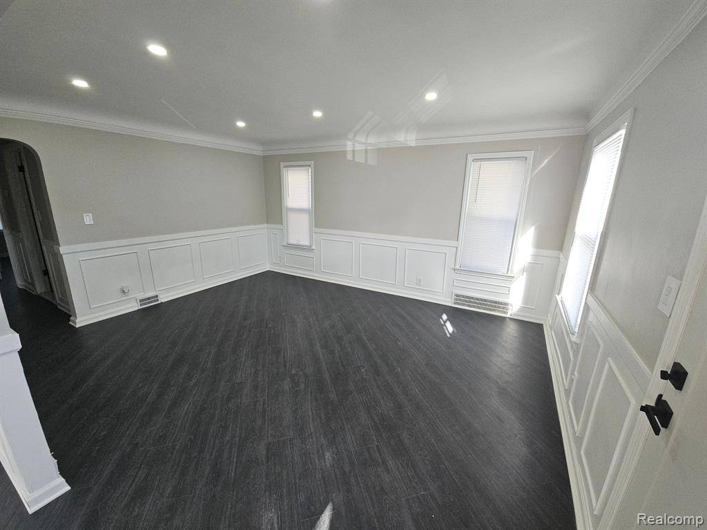 Harper Woods, MI 48225,20300 ELKHART Street