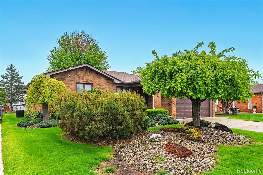 Macomb, MI 48044,47296 SANBORN Drive