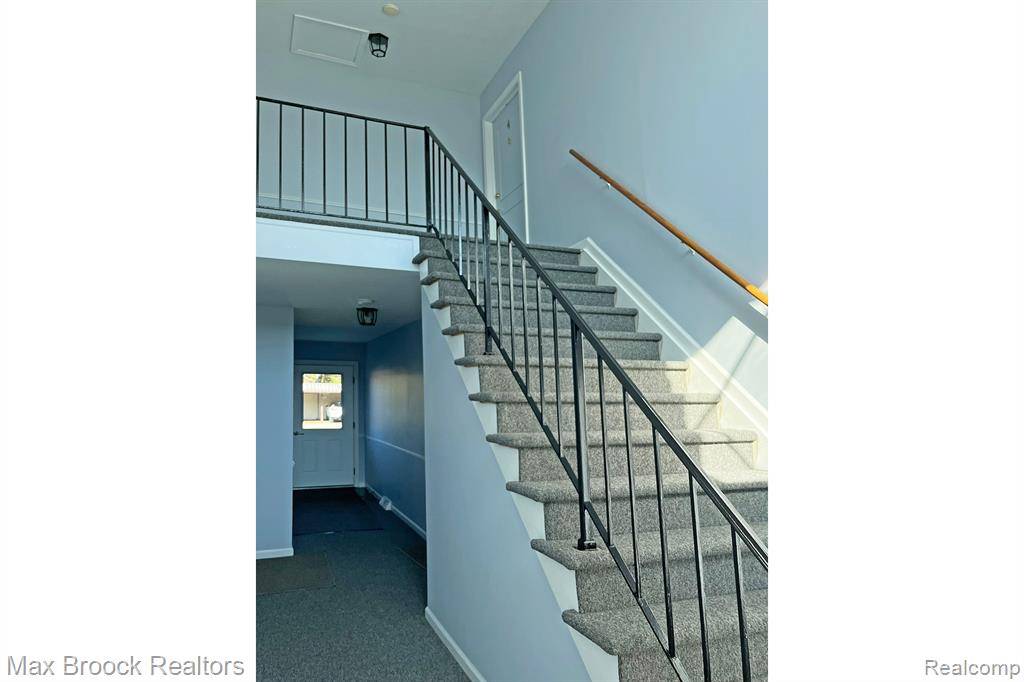 Bloomfield Hills, MI 48302,801 W LONG LAKE Road