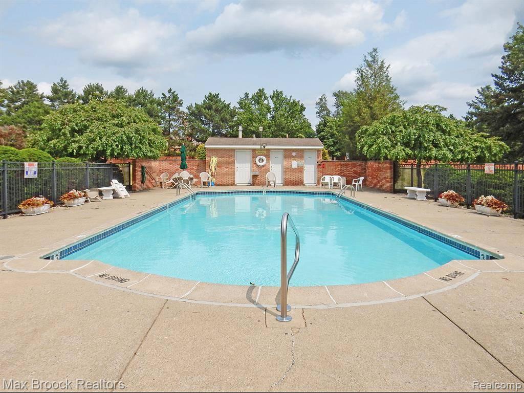Bloomfield Hills, MI 48302,801 W LONG LAKE Road