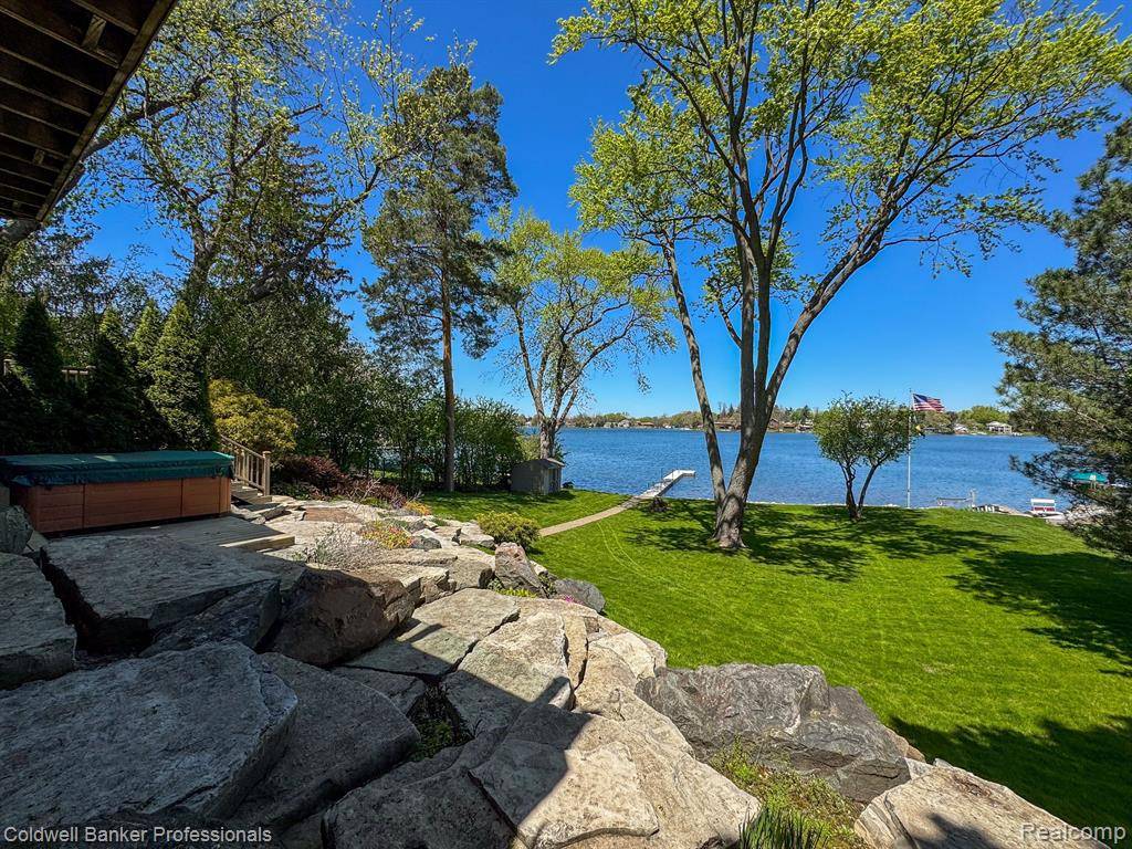 Waterford, MI 48328,2660 SILVERDOWN Court