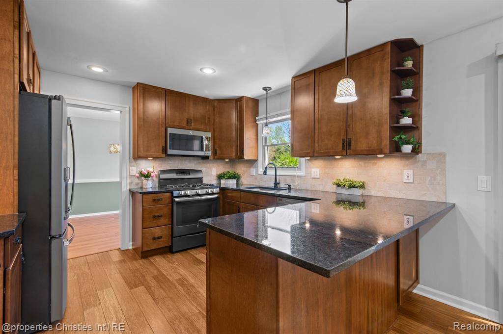 Rochester Hills, MI 48307,1501 DEERHURST Lane