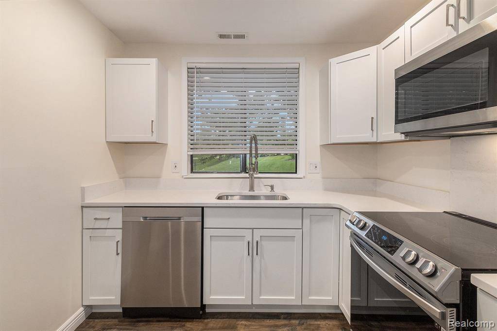 Farmington Hills, MI 48335,22221 INDIAN CREEK Drive