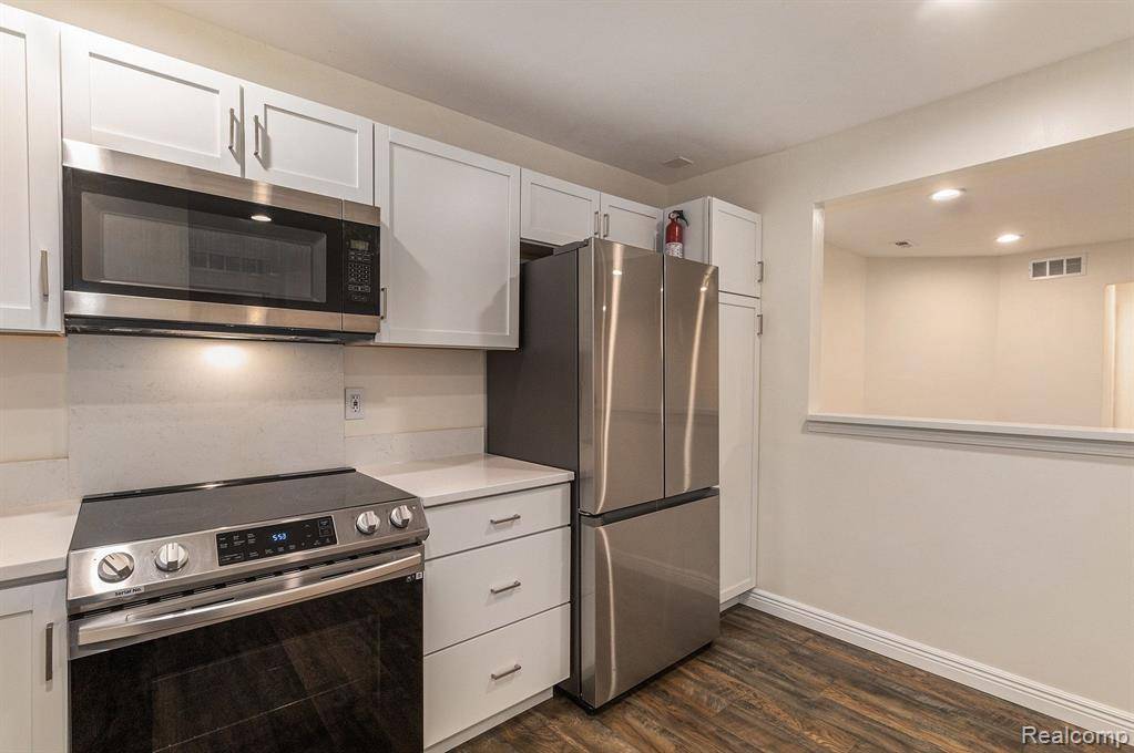 Farmington Hills, MI 48335,22221 INDIAN CREEK Drive
