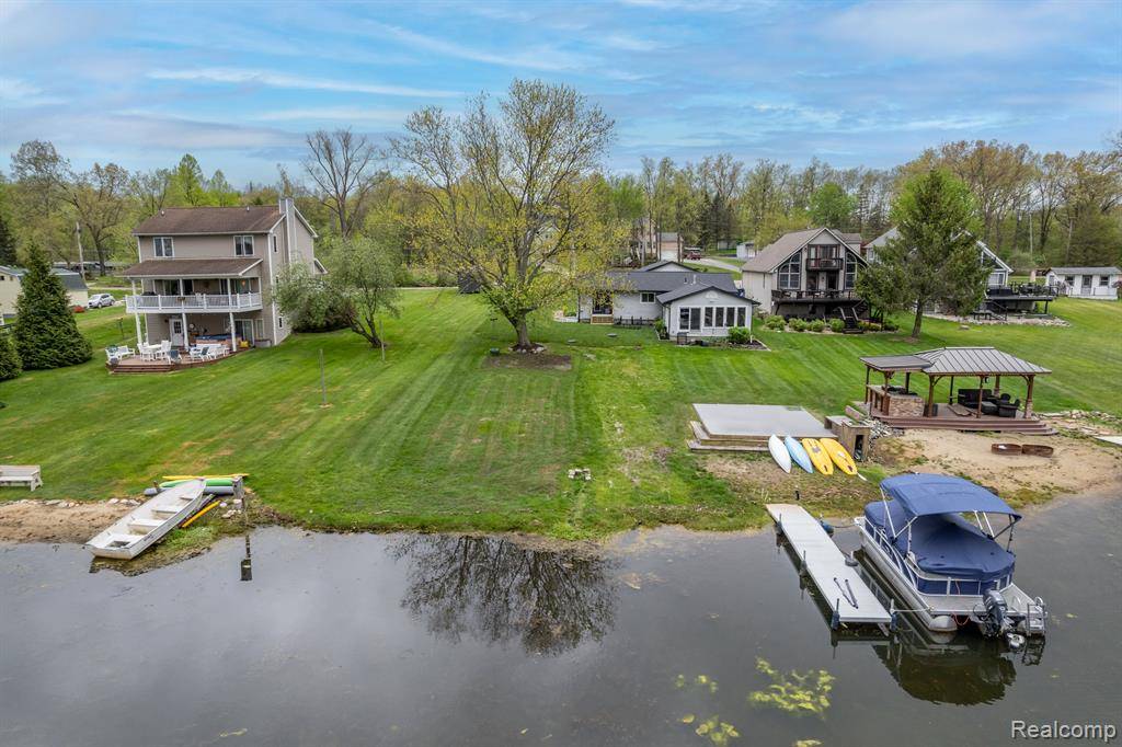 Fenton, MI 48430,10122 WALNUT SHORES Drive