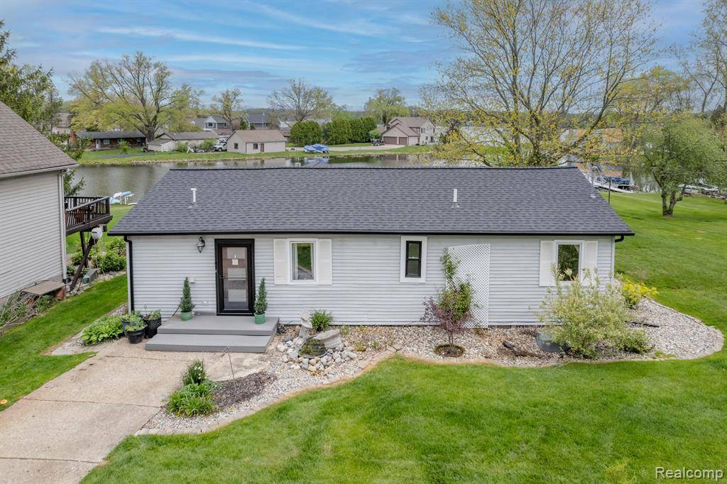 Fenton, MI 48430,10122 WALNUT SHORES Drive