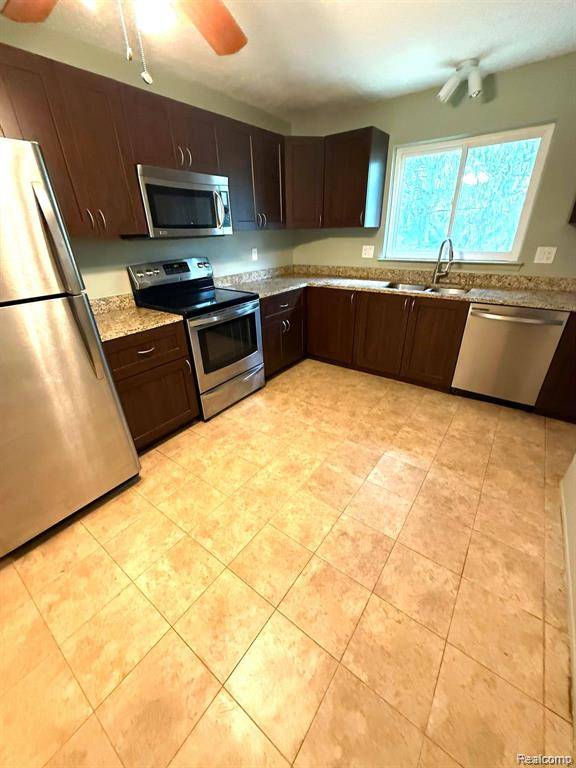 Farmington Hills, MI 48334,27915 BERRYWOOD Lane