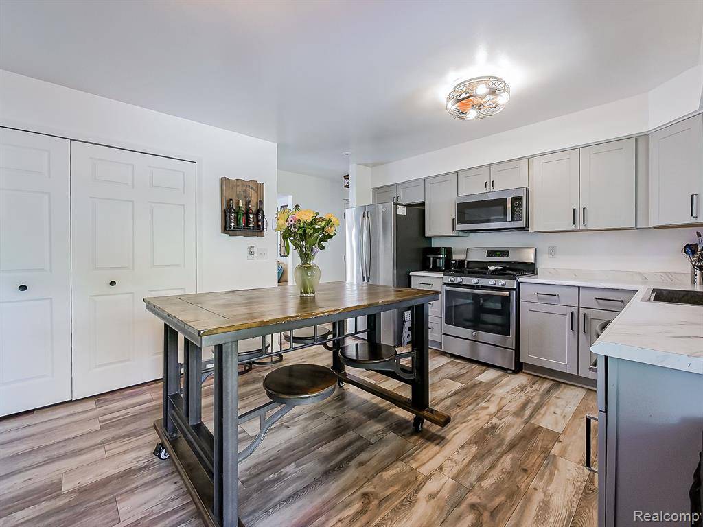 Wayne, MI 48184,32677 WOODBROOK Drive