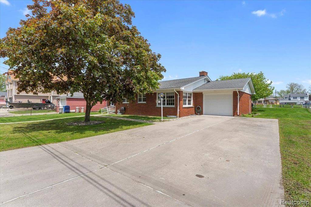 Gibraltar, MI,30617 YOUNG Drive