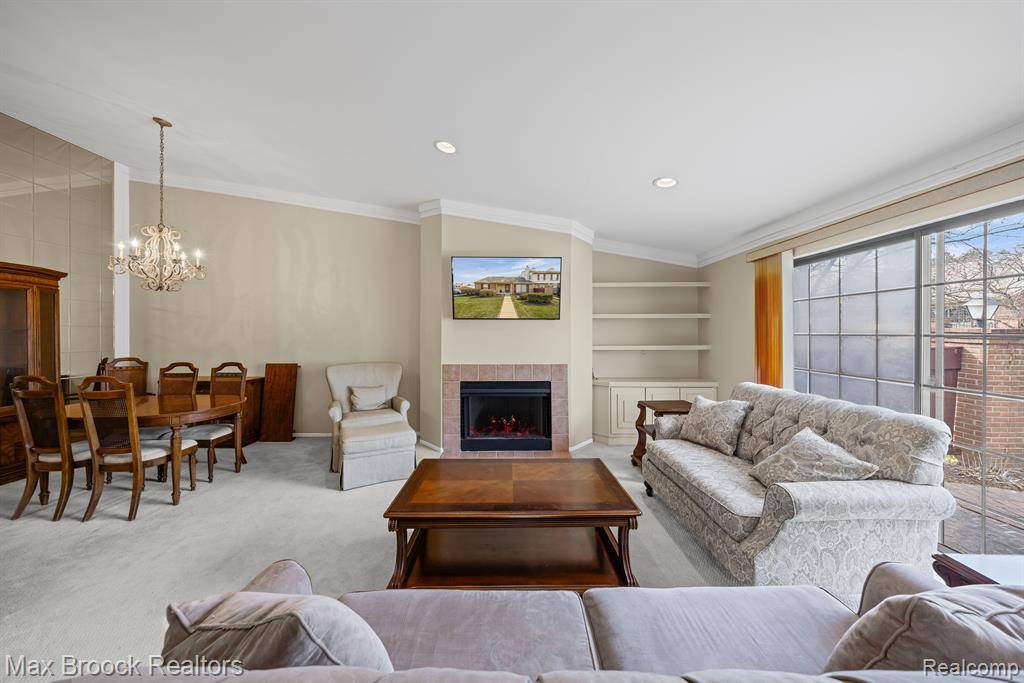 Farmington Hills, MI 48331,38906 COUNTRY Circle