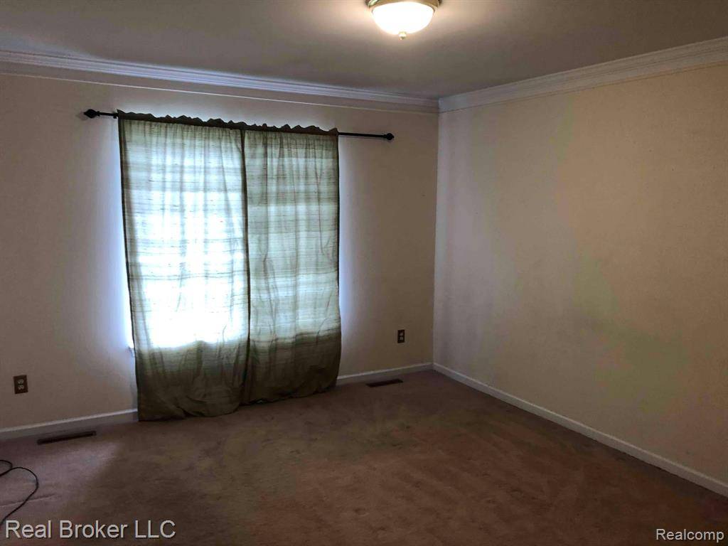 Bloomfield Hills, MI 48304,430 FOX HILLS N Drive