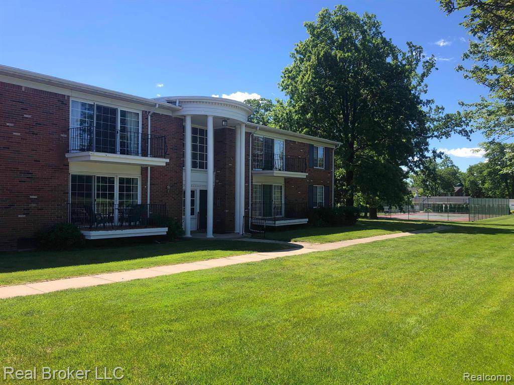 Bloomfield Hills, MI 48304,430 FOX HILLS N Drive