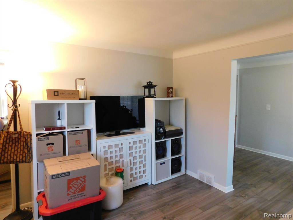 Saint Clair Shores, MI 48082,23546 GLENBROOK Street