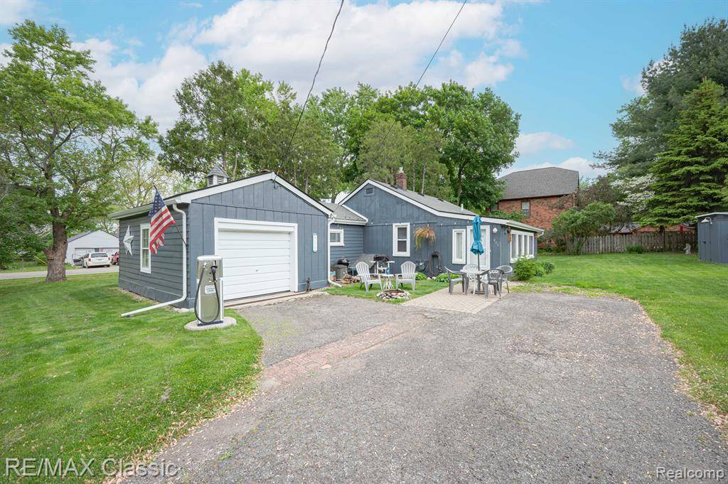Walled Lake, MI 48390,406 COMMON Street