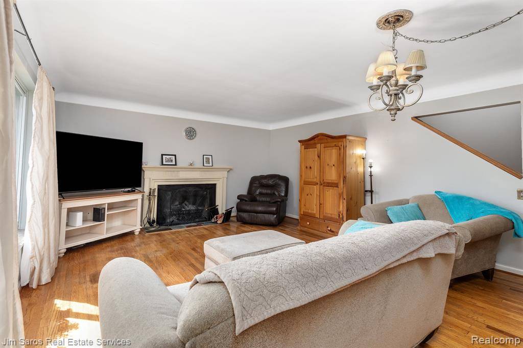 Grosse Pointe Woods, MI 48236,935 S BRYS Drive