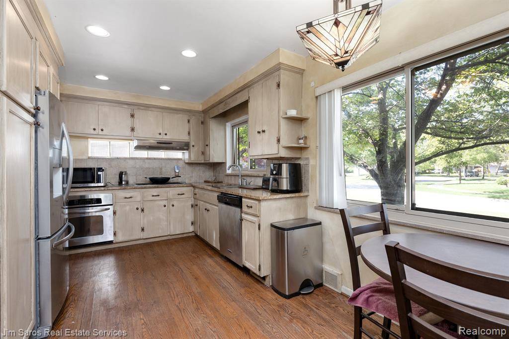 Grosse Pointe Woods, MI 48236,935 S BRYS Drive
