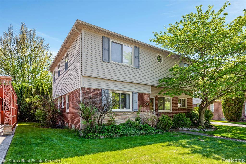 Grosse Pointe Woods, MI 48236,935 S BRYS Drive