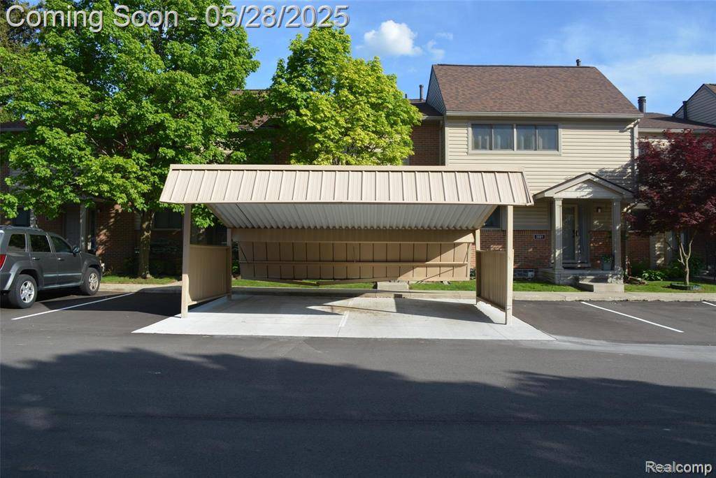Troy, MI 48084,3883 OLD CREEK Road
