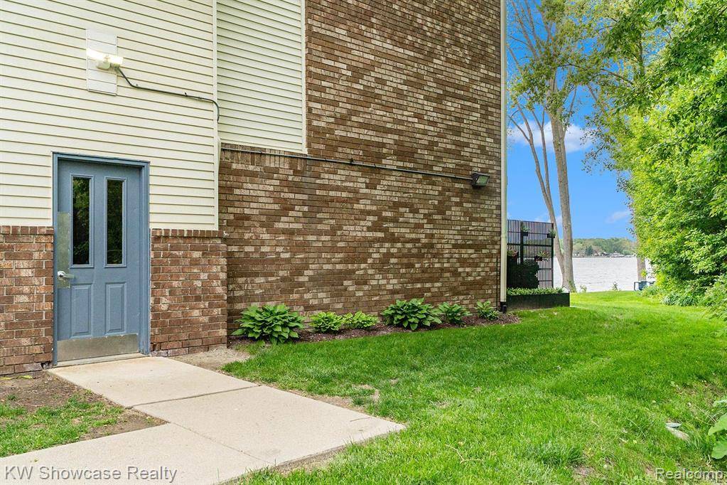 Walled Lake, MI 48390,895 S PONTIAC Trail