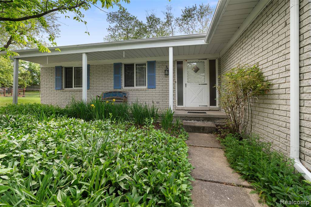 Farmington, MI 48335,36963 HEATHERTON Drive