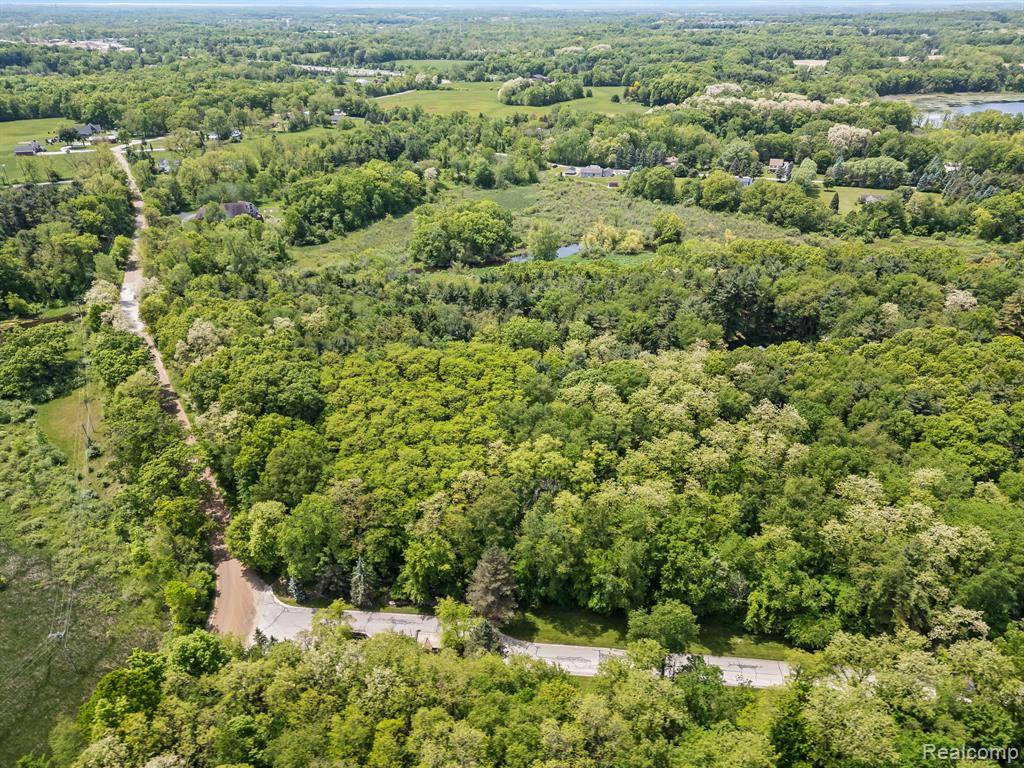 South Lyon, MI 48178,9970 S CROSS CREEK W Drive