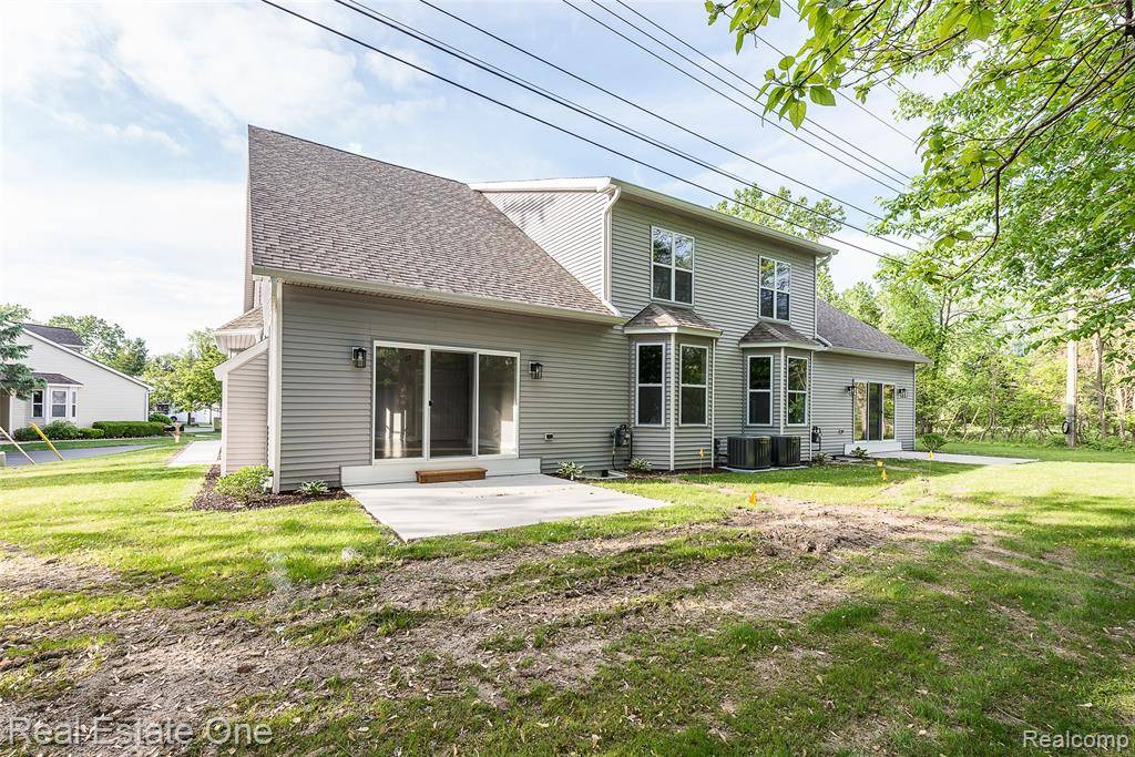 Howell, MI 48843,527 INDIAN OAKS Drive