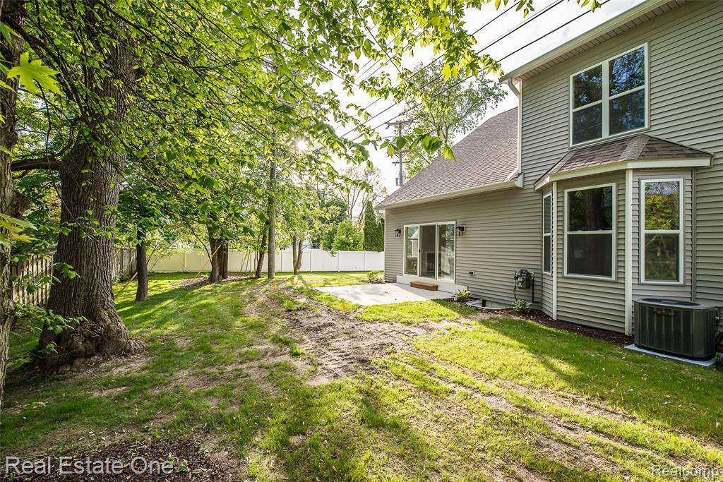 Howell, MI 48843,527 INDIAN OAKS Drive