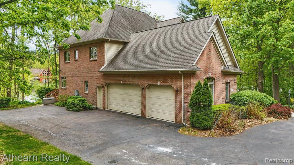 Fenton, MI 48430,8373 Riverwalk Drive