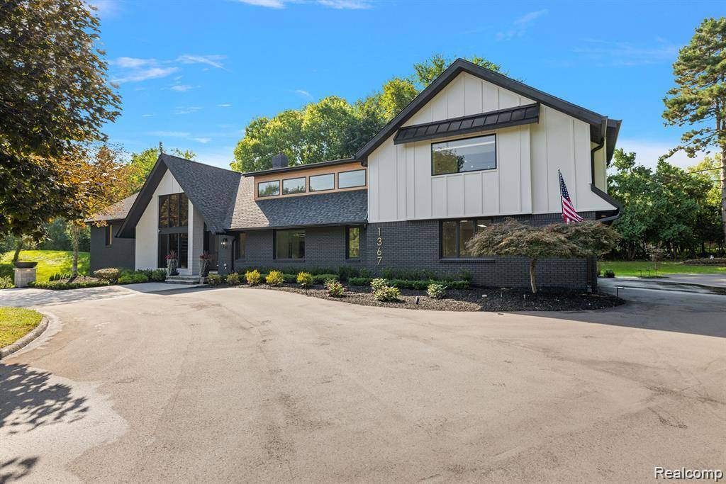 Bloomfield Hills, MI 48302,1367 W LONG LAKE Road