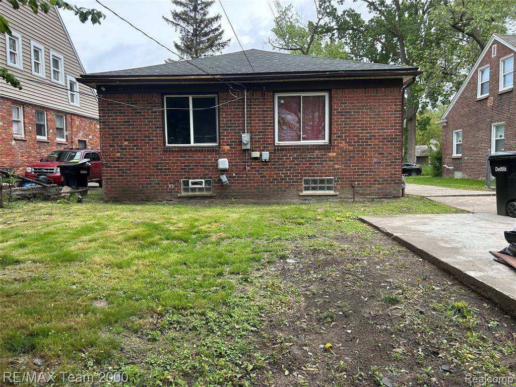 Detroit, MI 48219,16801 BLACKSTONE Street