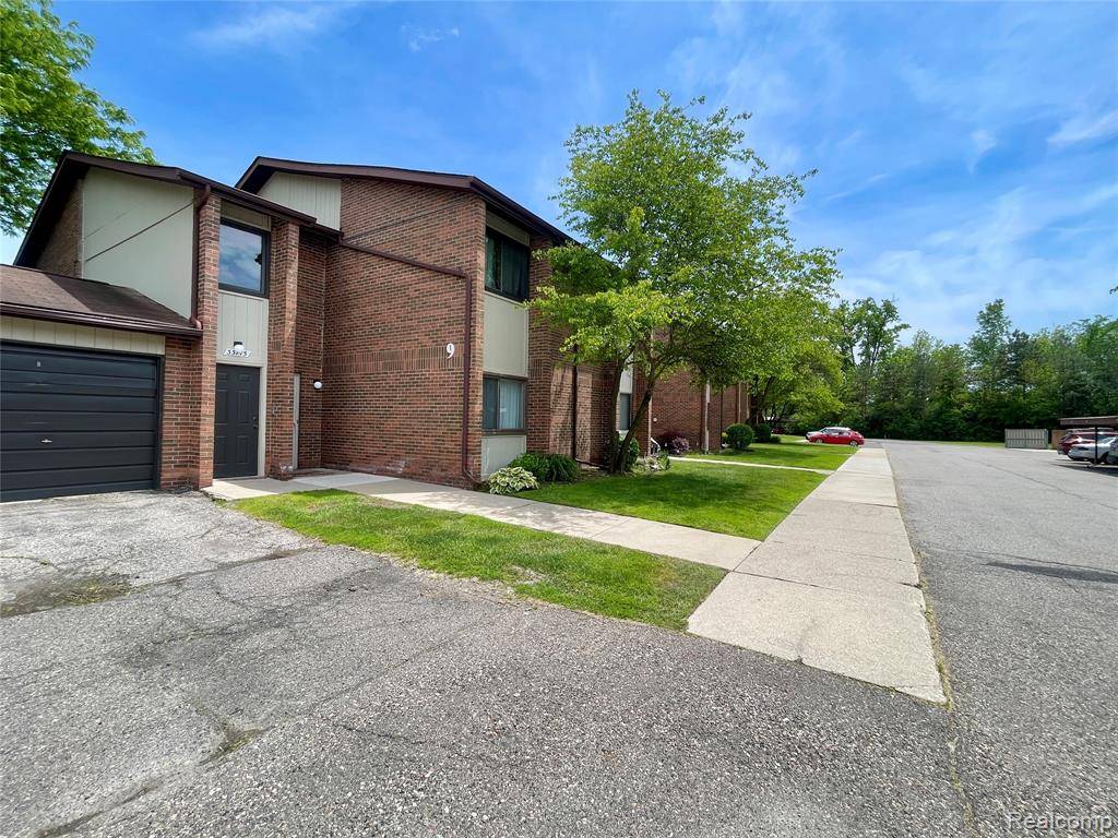 Livonia, MI 48152,33765 Pondview Circle