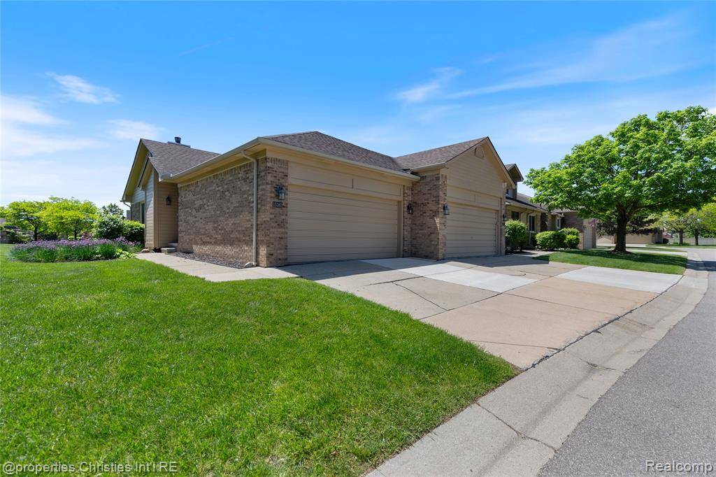 Macomb, MI 48044,15380 Windmill Circle