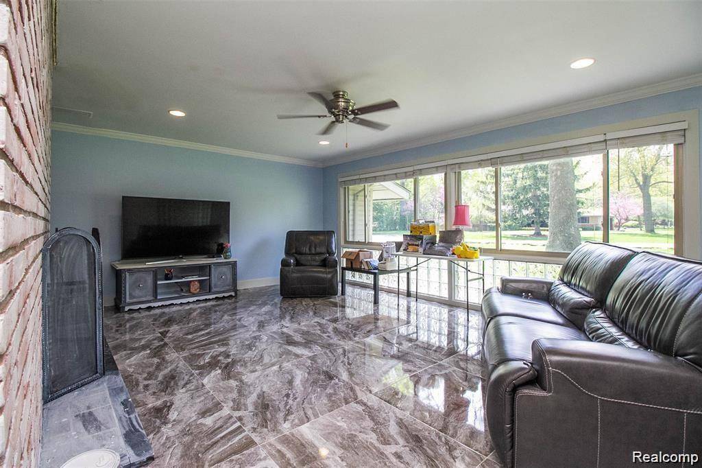Troy, MI 48084,3088 HENHAWK Drive