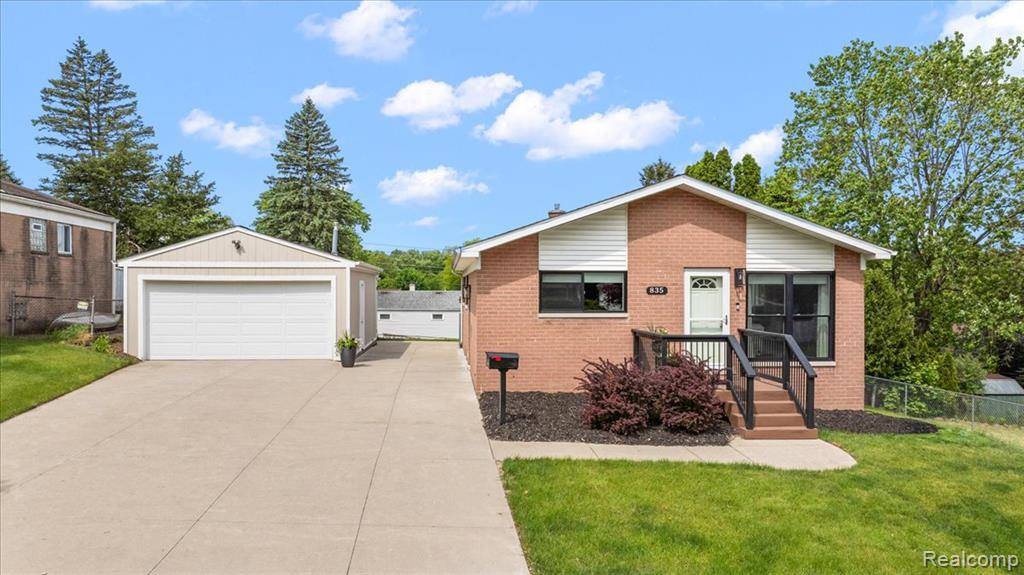 Milford, MI 48381,835 Manor W Drive