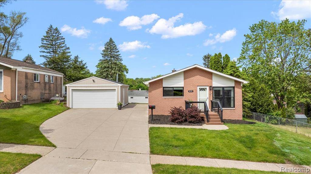 Milford, MI 48381,835 Manor W Drive