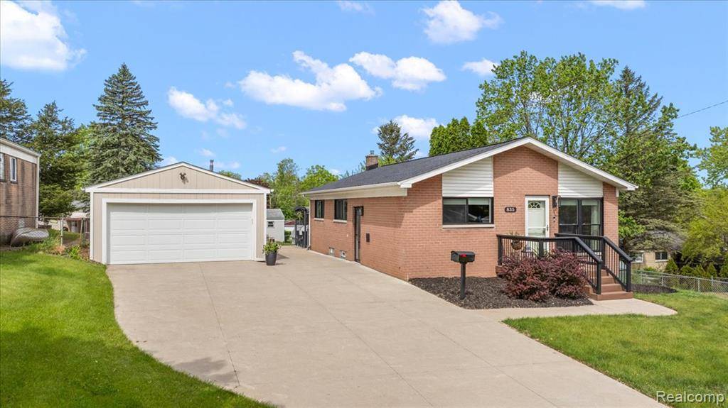 Milford, MI 48381,835 Manor W Drive