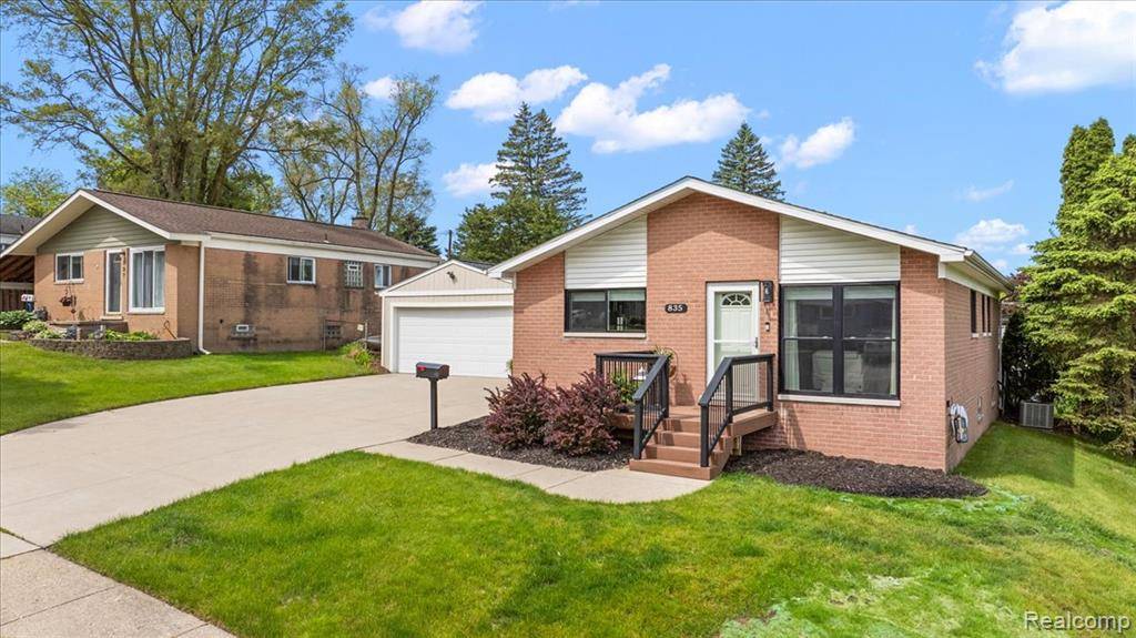 Milford, MI 48381,835 Manor W Drive