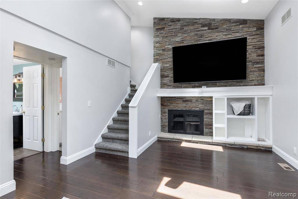 Waterford, MI 48328,790 Hillcliff Drive