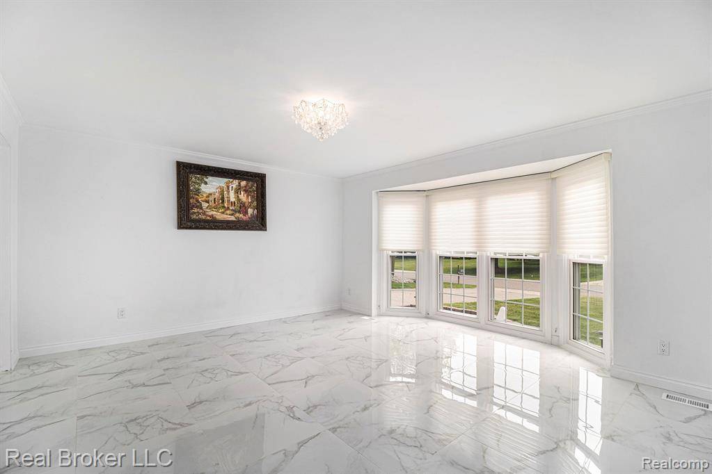 West Bloomfield, MI,5582 Greenbriar Drive