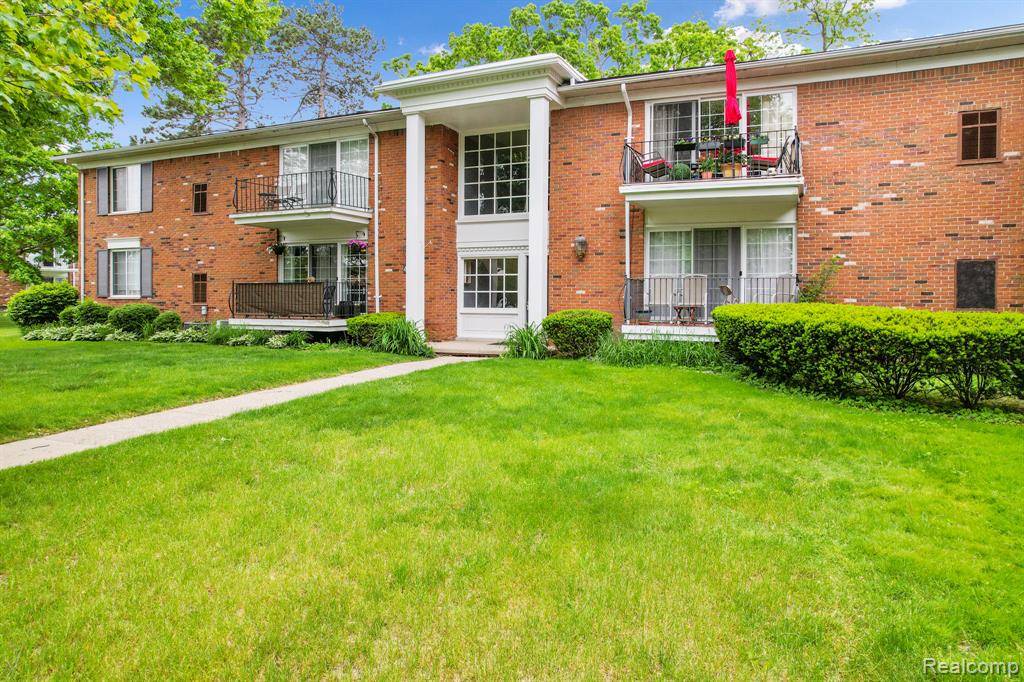 Bloomfield Hills, MI 48304,448 Fox Hills N Drive
