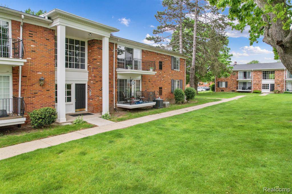 Bloomfield Hills, MI 48304,448 Fox Hills N Drive