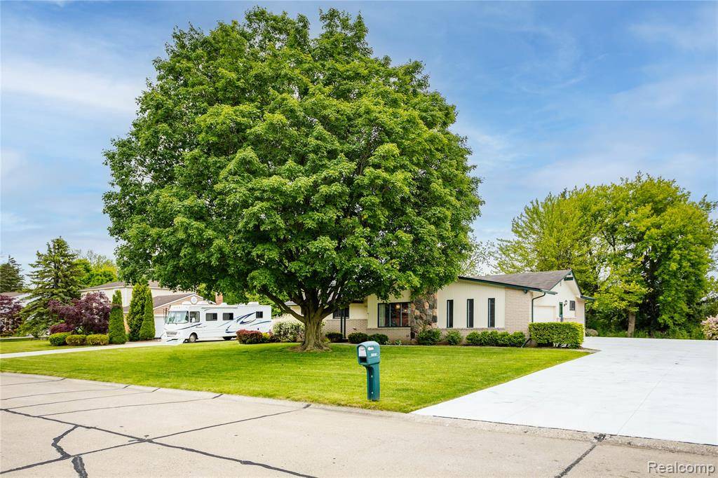 Farmington, MI 48335,34961 Drake Heights Drive