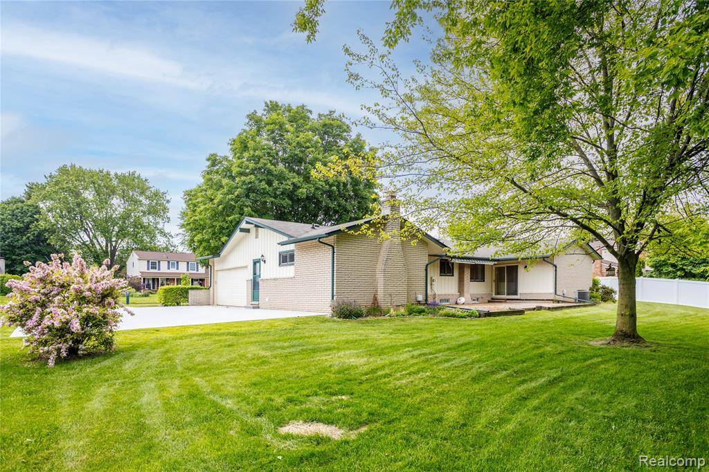 Farmington, MI 48335,34961 Drake Heights Drive