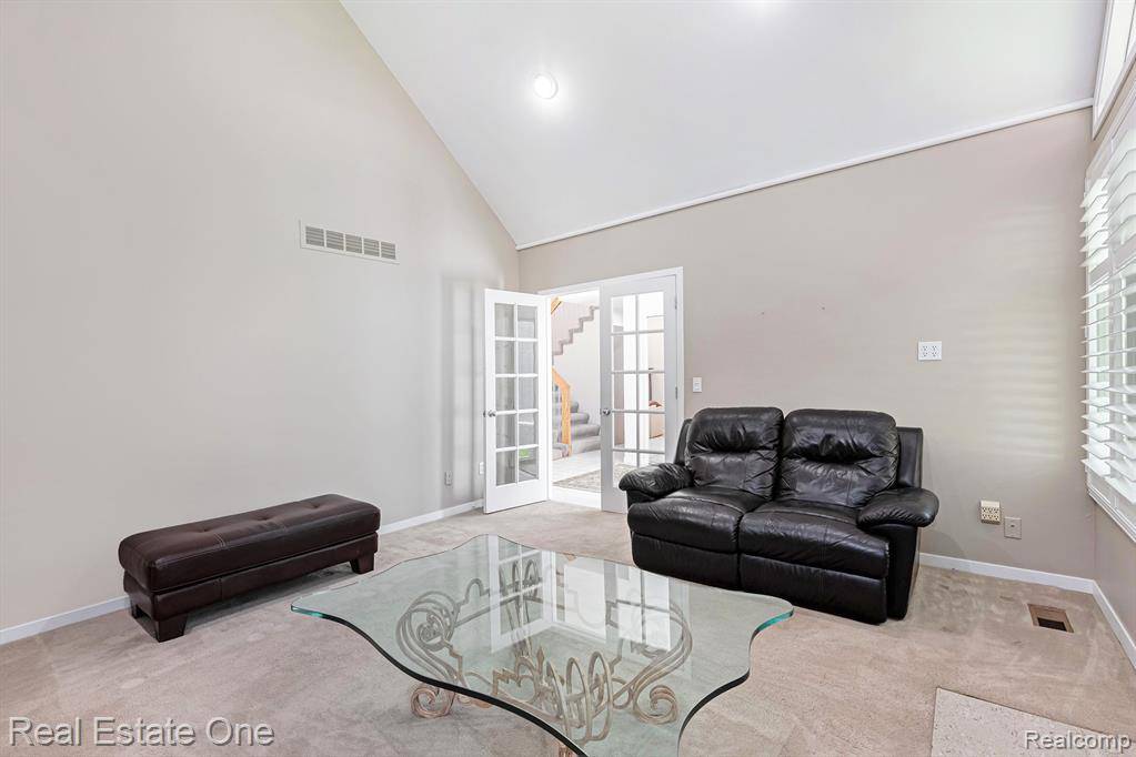 West Bloomfield, MI 48323,5299 Pond Bluff Drive