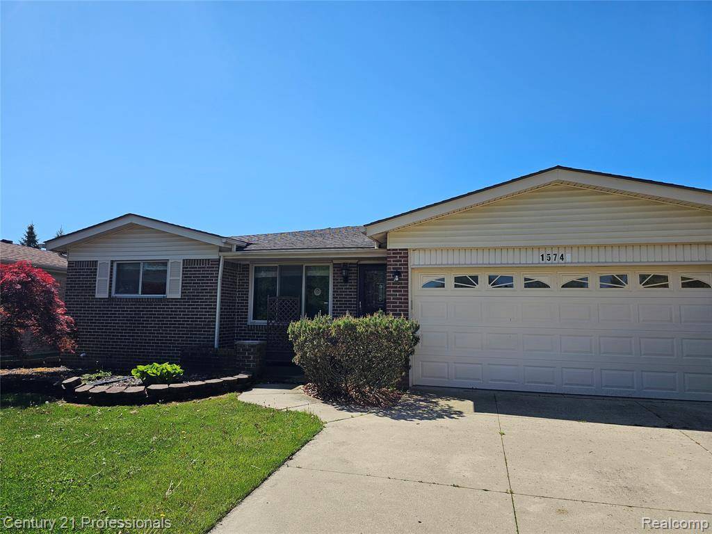 Macomb, MI 48044,15748 Robert Drive