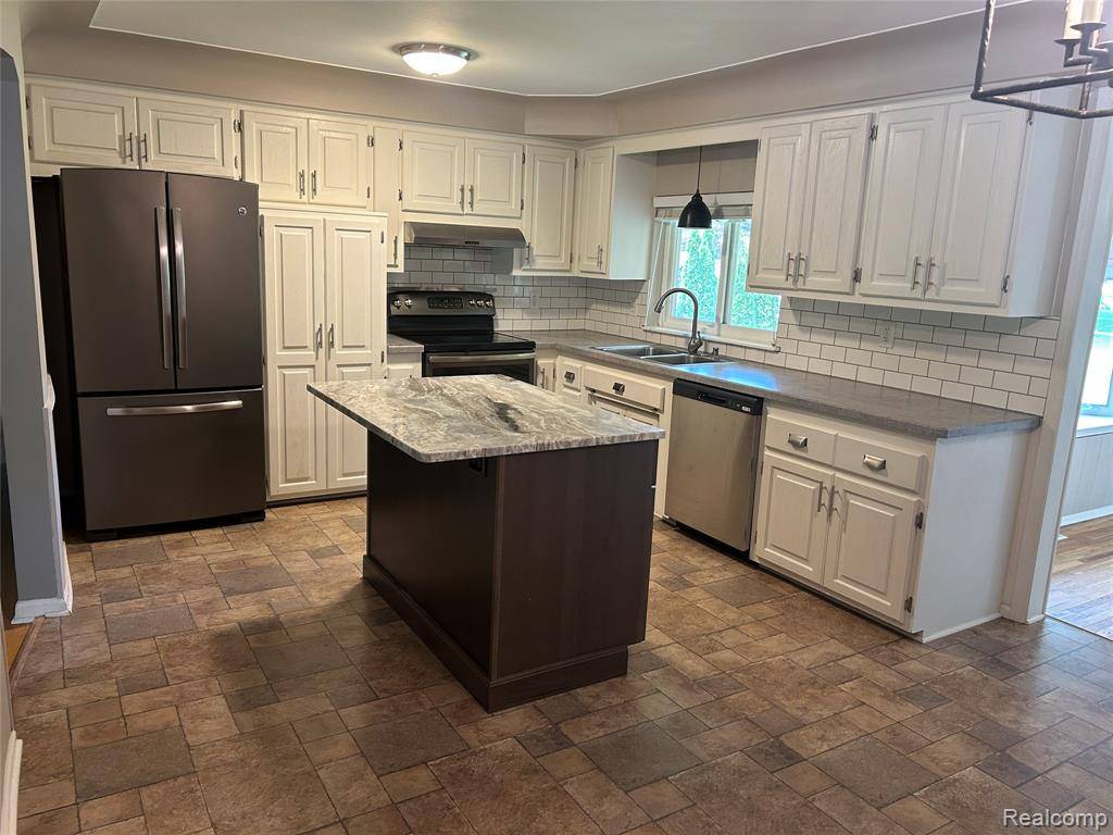 Utica, MI 48316,5633 Debra Road