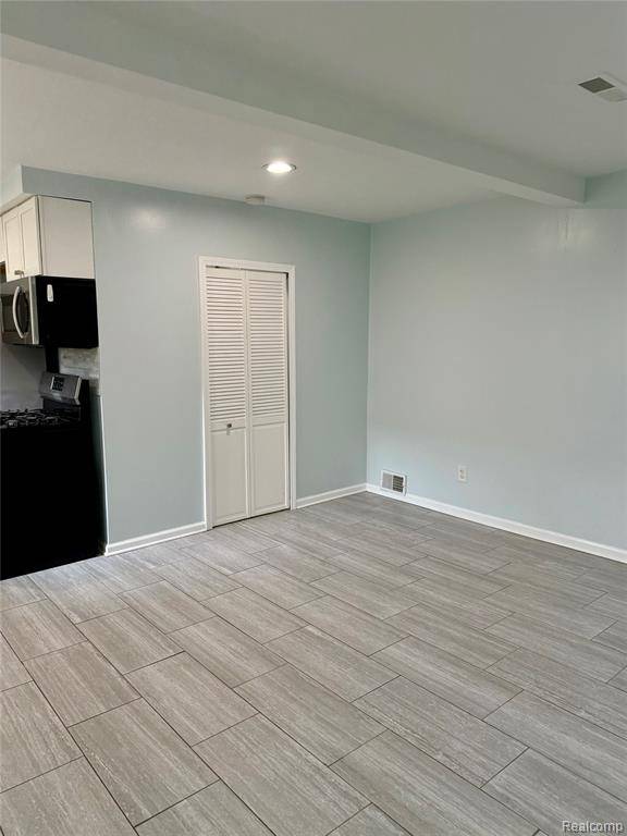 Hazel Park, MI 48030,38 E Mahan Avenue